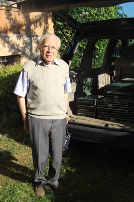 Guy Lapraz devant sa maison de Chambéry